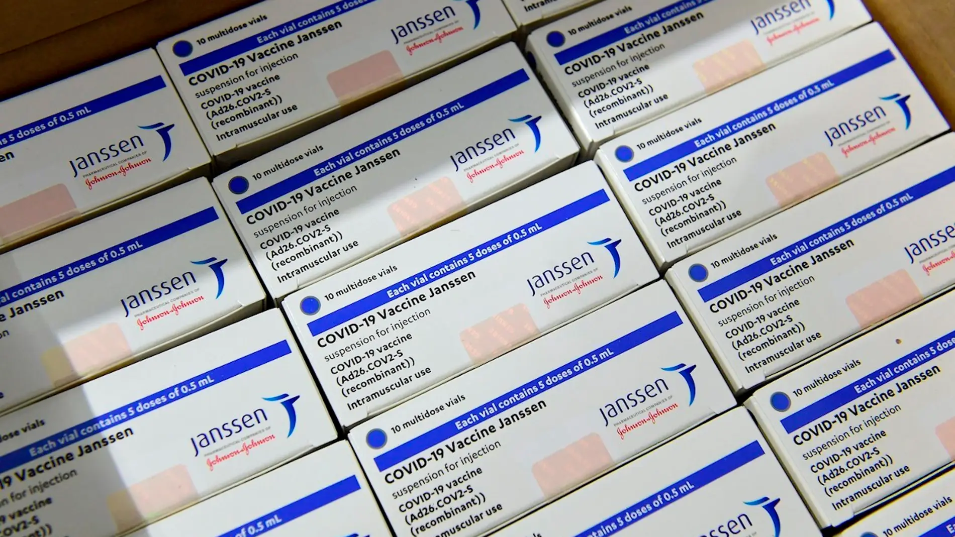 Janssen retrasa el envío de sus vacunas a Europa tras su suspensión temporal en EEUU