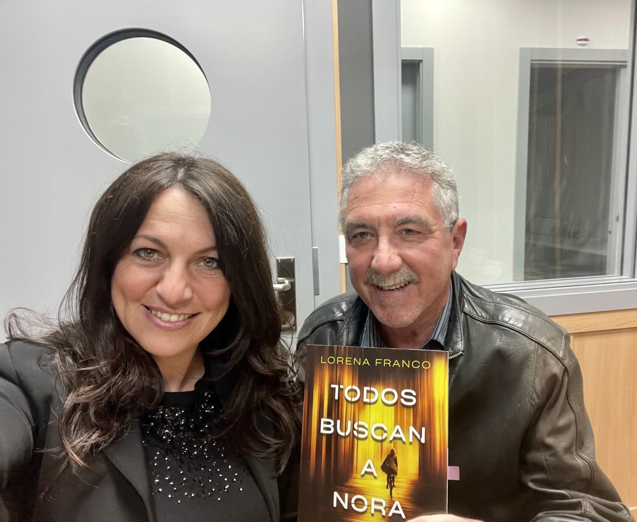 En Más de uno Alicante nos adentramos en 'Todos buscan a Nora Roy' la nueva novela de Lorena Franco En Más de uno Alicante nos adentramos en 'Todos buscan a Nora Roy' la nueva novela de Lorena Franco