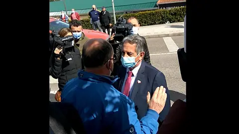 Miguel Ángel Revilla antes de recibir la primera dosis de Pfizer El presidente de Cantabria habla con un hostelero