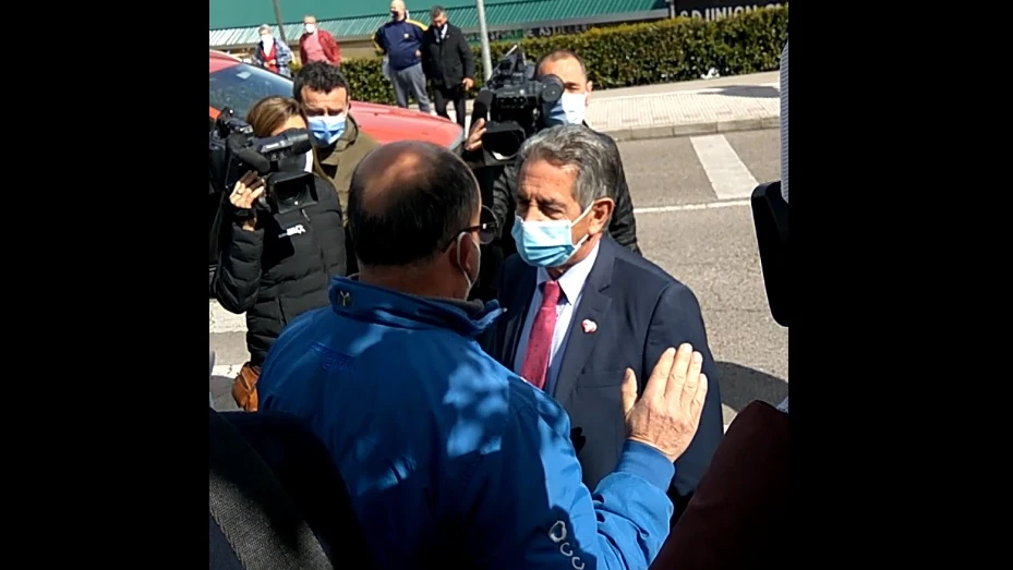Miguel Ángel Revilla antes de recibir la primera dosis de Pfizer El presidente de Cantabria habla con un hostelero