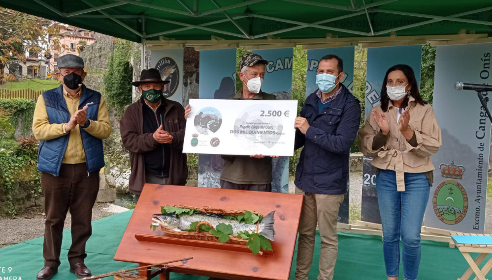 Rogelio Diego del Corro recibió los 2.500 euros de premio por el primer salmón del Sella Rogelio Diego del Corro recibió los 2.500 euros de premio por el primer salmón del Sella