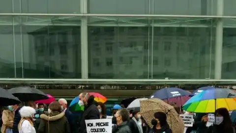 Concentración ante el multiusos de la Xunta En defensa del colegio de Baamonde