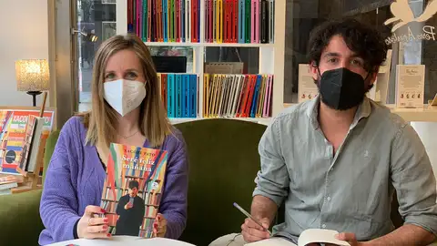 Xacobe Pato en la librería Cronopios de Pontevedra Entre micros y libros