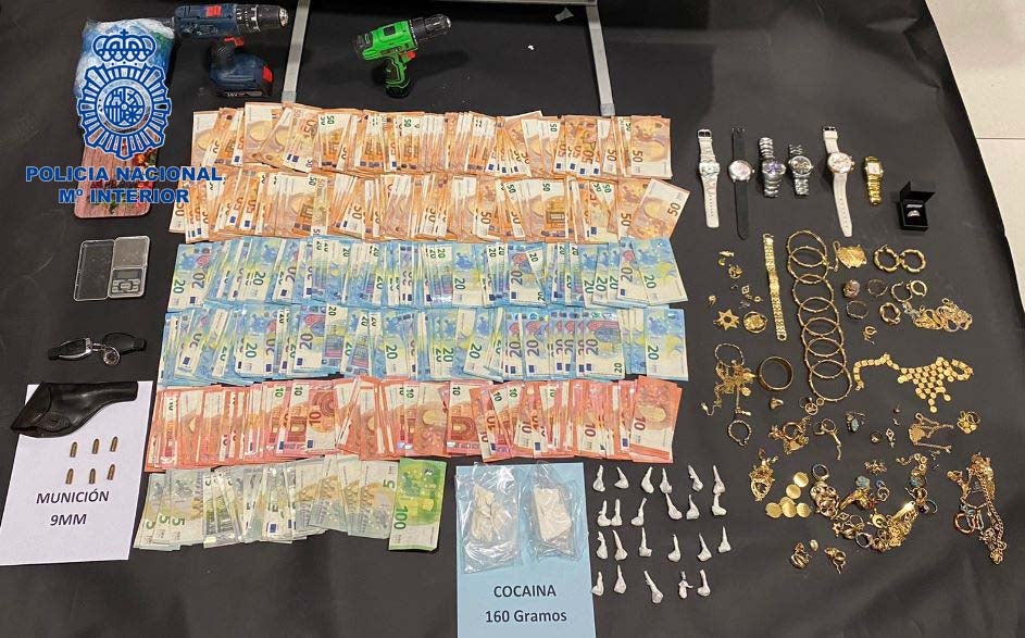 Policía Nacional detiene en Cáceres a una pareja por traficar con droga en su domicilio Policía Nacional detiene en Cáceres a una pareja por traficar con droga en su domicilio