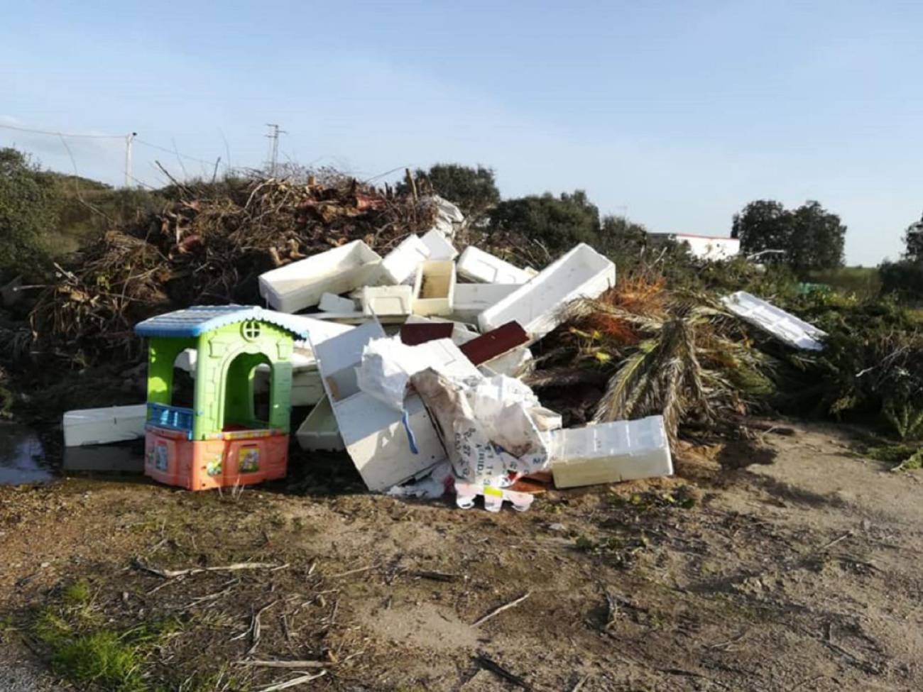 1.500 euros de multa a dos vecinos por tirar escombros en zonas no autorizadas 1.500 euros de multa a dos vecinos por tirar escombros en zonas no autorizadas