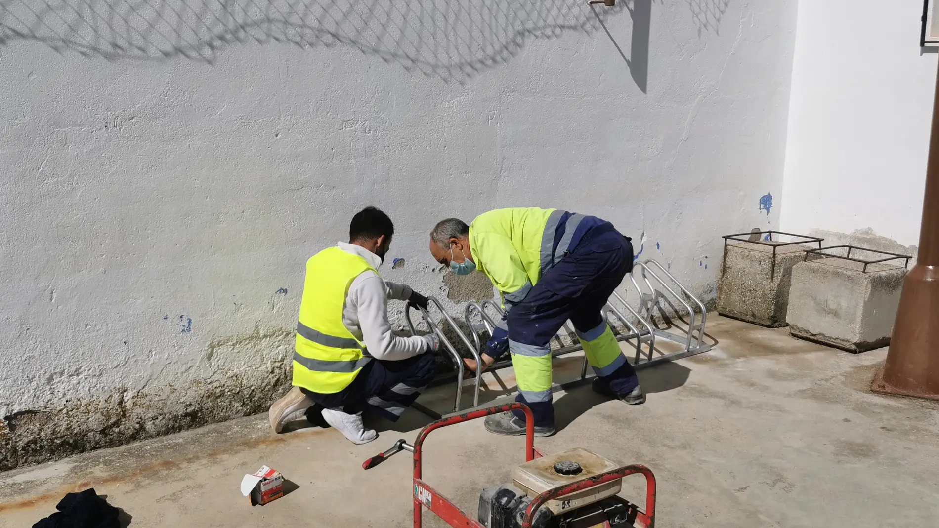 El Ayuntamiento de Socuéllamos instala nuevos `aparcabicicletas’ en los centros educativos de la localidad