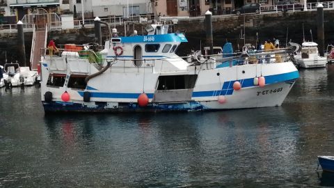 Encalla una lancha en Luarca por falta de calado.