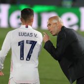 Zidane da instrucciones a Lucas Vázquez durante un partido