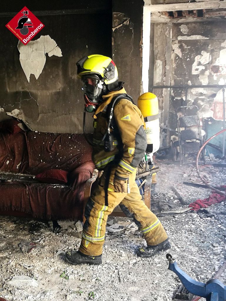 Los bomberos sofocan un incendio sin heridos en una vivienda de El Campello Los bomberos sofocan un incendio sin heridos en una vivienda de El Campello