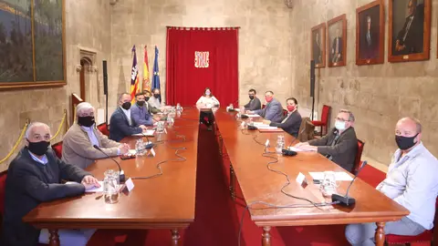 Reunión en el Consolat de Mar con el sector cultural de las islas para tratar las ayudas a los profesionales. Reunión en el Consolat de Mar con el sector cultural de las islas para tratar las ayudas a los profesionales.