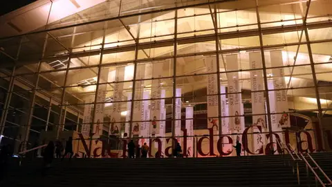 Els teatres, com el TNC, reclamen un salconduit perquè el públic amb entrada pugui saltar-se el confinament comarcal. Els teatres, com el TNC, reclamen un salconduit perquè el públic amb entrada pugui saltar-se el confinament comarcal.