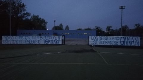 Pancartas del Grupo Symmachiarii en El Requex&oacute;n previas al derbi