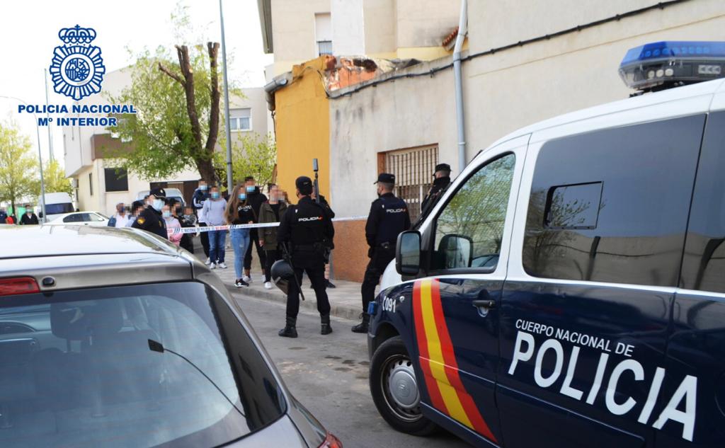 La Policía detiene en Elche a un joven por morderle el pene a otro durante una pelea La Policía detiene en Elche a un joven por morderle el pene a otro durante una pelea