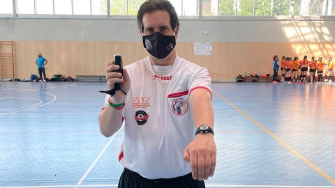 Silbato electr&oacute;nico que se prob&oacute; en Cantabria en los partidos de balonmano. Pablo Ruiz es el colegiado de Comit&eacute; T&eacute;cnico.