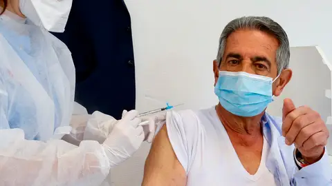 Miguel Ángel Revilla recibe la vacuna del coronavirus Miguel Ángel Revilla recibe la vacuna del coronavirus