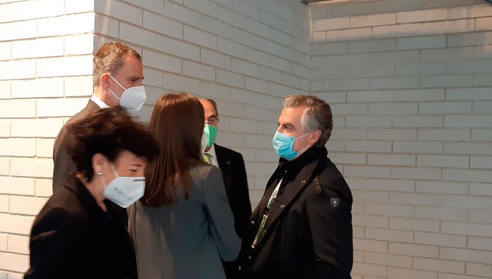 Carlos Alsina durante su saludo a los reyes de España junto al presidente de Iberdrola, Ignacio Galán