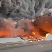 El incendio de una nave industrial en Seseña provoca una gran nube de humo