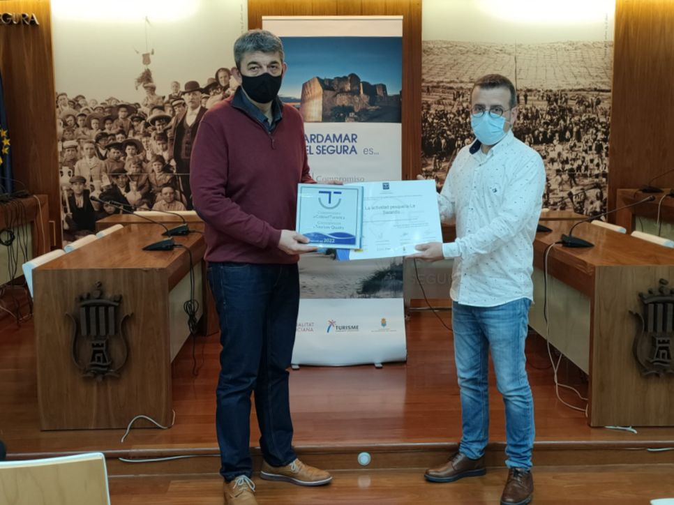 La entrega de distintivos se ha realizado en el Salón de Plenos del Ayuntamiento en un formado reducido por motivo de la crisis sanitaria COVID19 La entrega de distintivos se ha realizado en el Salón de Plenos del Ayuntamiento en un formado reducido por motivo de la crisis sanitaria COVID19