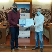 La entrega de distintivos se ha realizado en el Salón de Plenos del Ayuntamiento en un formado reducido por motivo de la crisis sanitaria COVID19 La entrega de distintivos se ha realizado en el Salón de Plenos del Ayuntamiento en un formado reducido por motivo de la crisis sanitaria COVID19