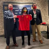 Antonia Sánchez recibe un reconocimiento de la selección española Antonia Sánchez recibe un reconocimiento de la selección española