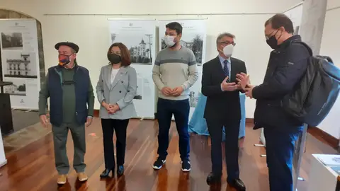 Las Casas que vinieron del Mar se pueden ver en Luarca. Las Casas que vinieron del Mar se pueden ver en Luarca.