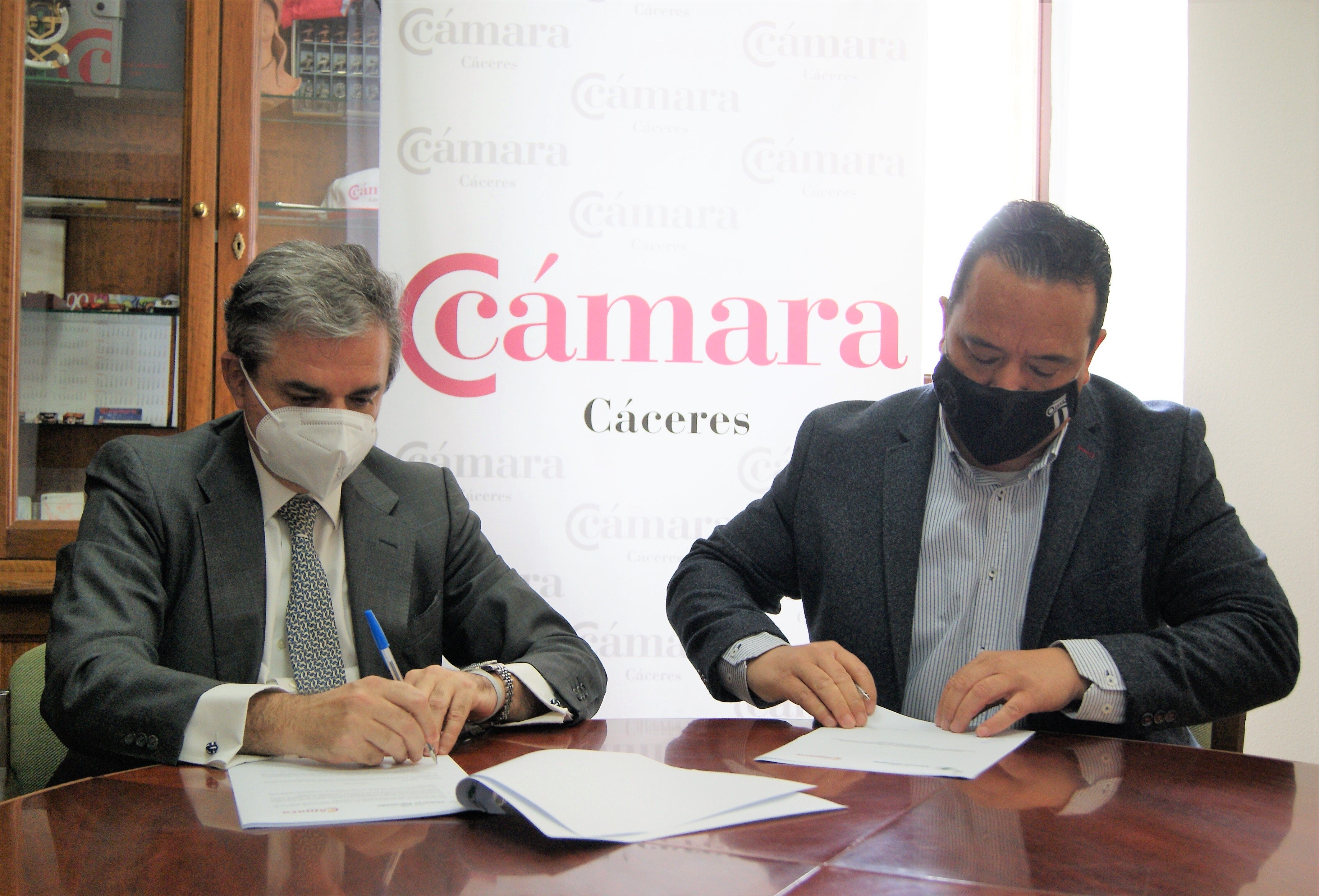 Cámara de Comercio de Cáceres y Club Universo Extremeño firman un convenio para fortalecer los vínculos con emigrantes de la provincia cacereña Cámara de Comercio de Cáceres y Club Universo Extremeño firman un convenio para fortalecer los vínculos con emigrantes de la provincia cacereña