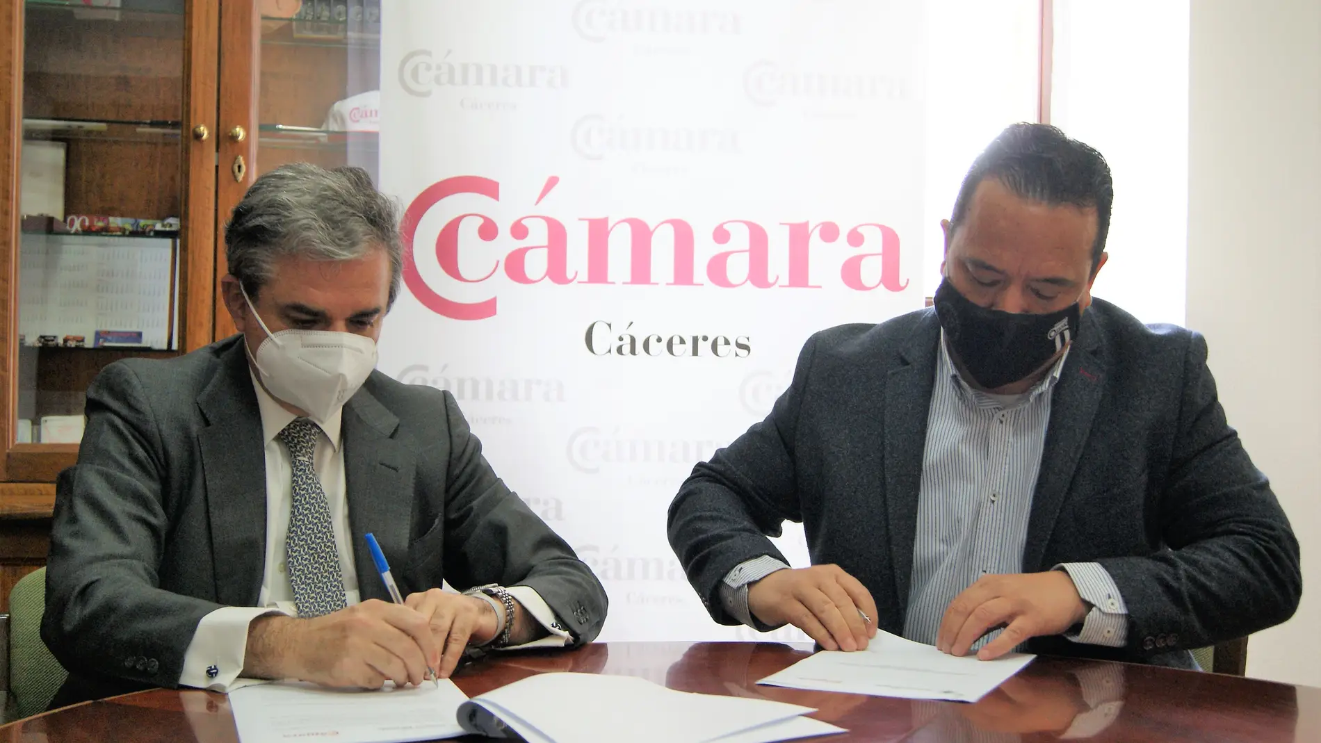 Cámara de Comercio de Cáceres y Club Universo Extremeño firman un convenio para fortalecer los vínculos con emigrantes de la provincia cacereña