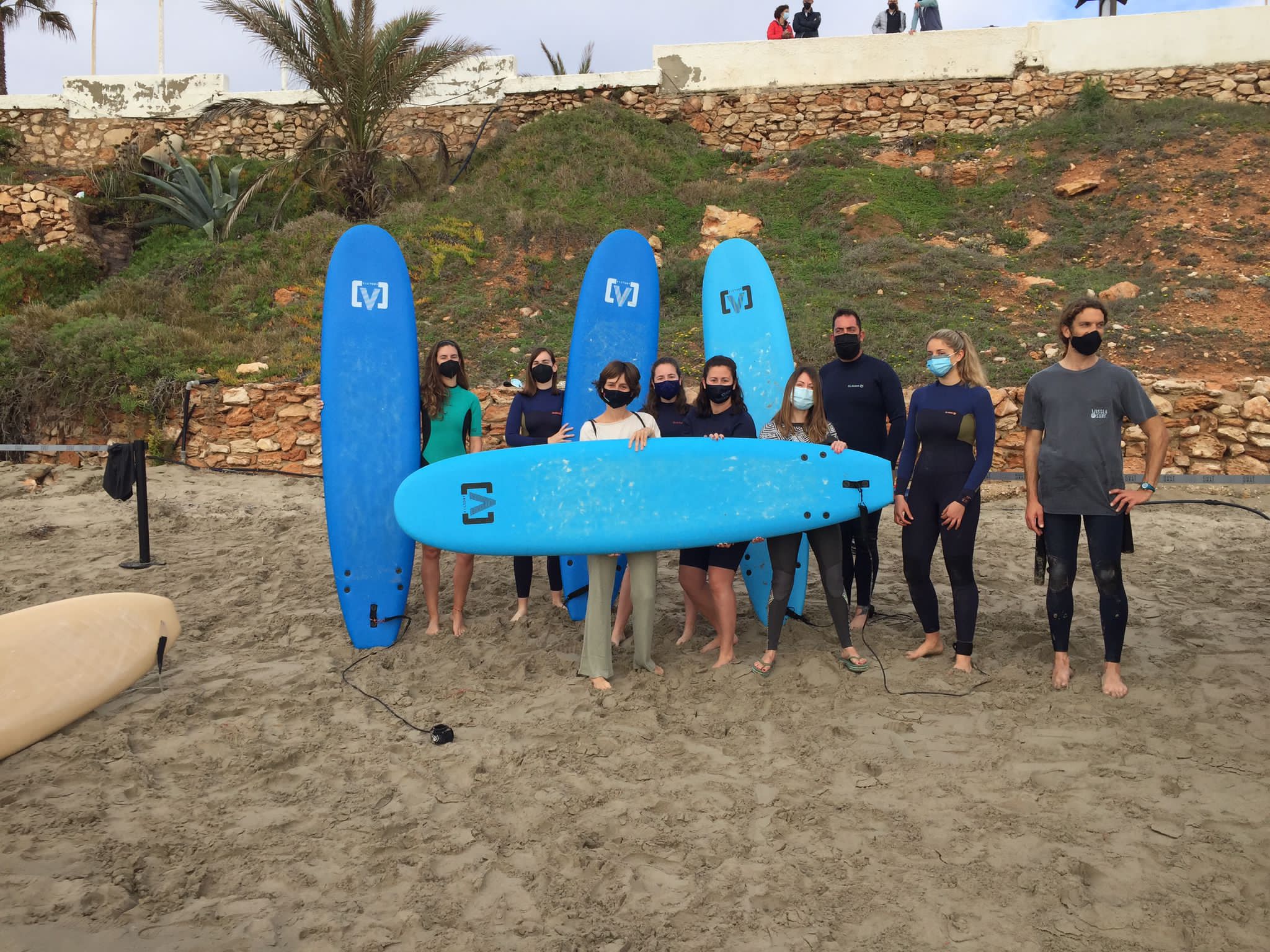 Cala Cerrada, es una de las once playas del litoral oriolano que reúne las condiciones y características óptimas para poder disfrutar del surf entre sus olas Cala Cerrada, es una de las once playas del litoral oriolano que reúne las condiciones y características óptimas para poder disfrutar del surf entre sus olas