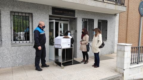 Entrega de mascarillas en el Hogar San Jos&eacute;