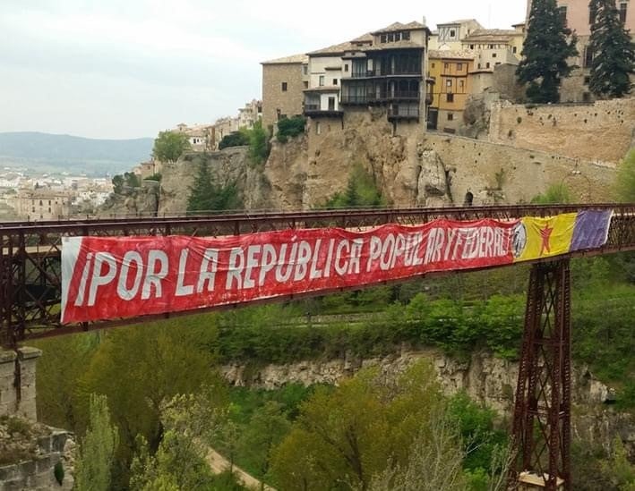 Retiran del puente de San Pablo de Cuenca una pancarta republicana Retiran del puente de San Pablo de Cuenca una pancarta republicana