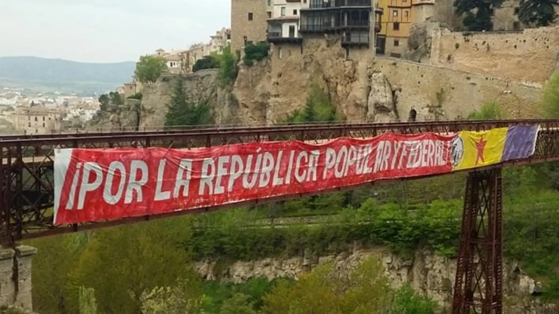 Retiran del puente de San Pablo de Cuenca una pancarta republicana 