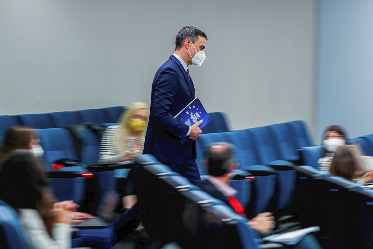 Las preguntas de Amón: "¿Os impresiona la impostura con que Pedro Sánchez se ha convertido en niño de San Ildefonso?" Las preguntas de Amón: "¿Os impresiona la impostura con que Pedro Sánchez se ha convertido en niño de San Ildefonso?"