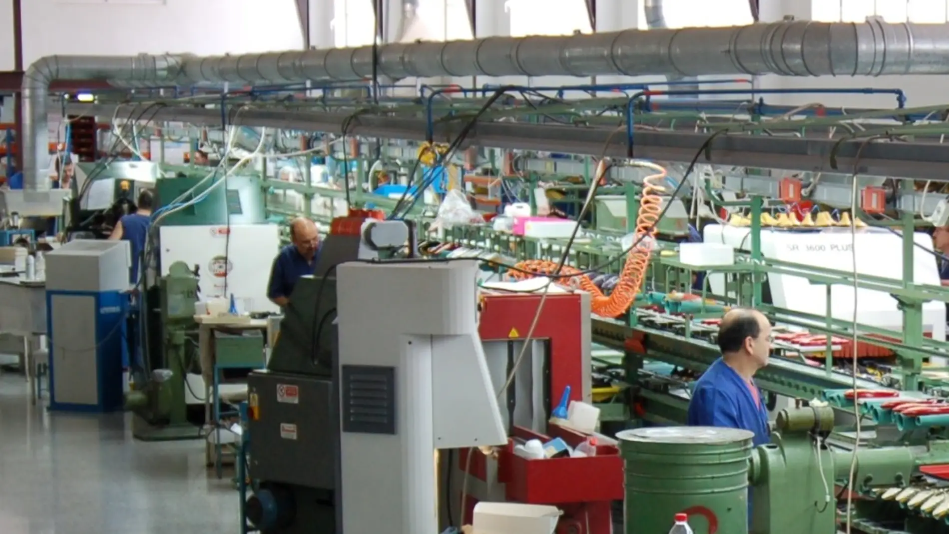 Imagen de archivo de una fábrica de calzado.