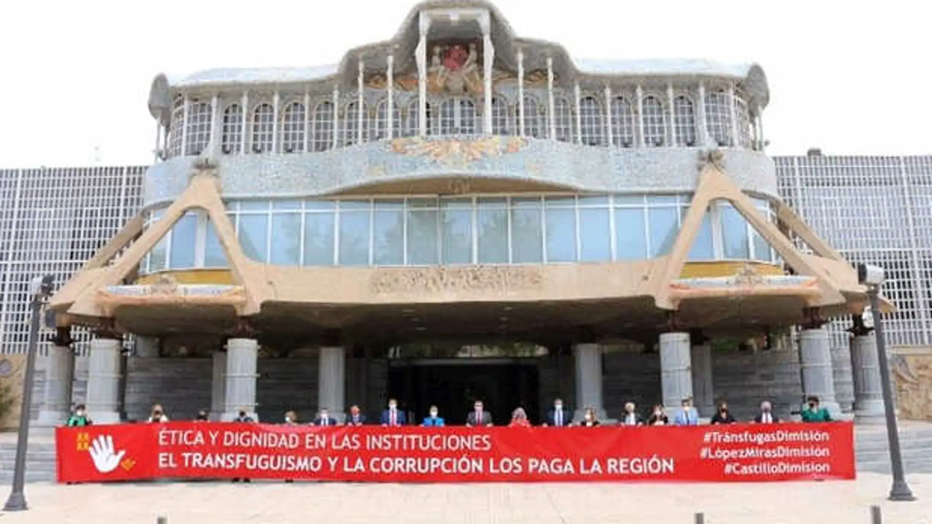 Diputados del PSOE y Cs despliegan una pancarta frente a la Asamblea Regional contra el transfuguismo