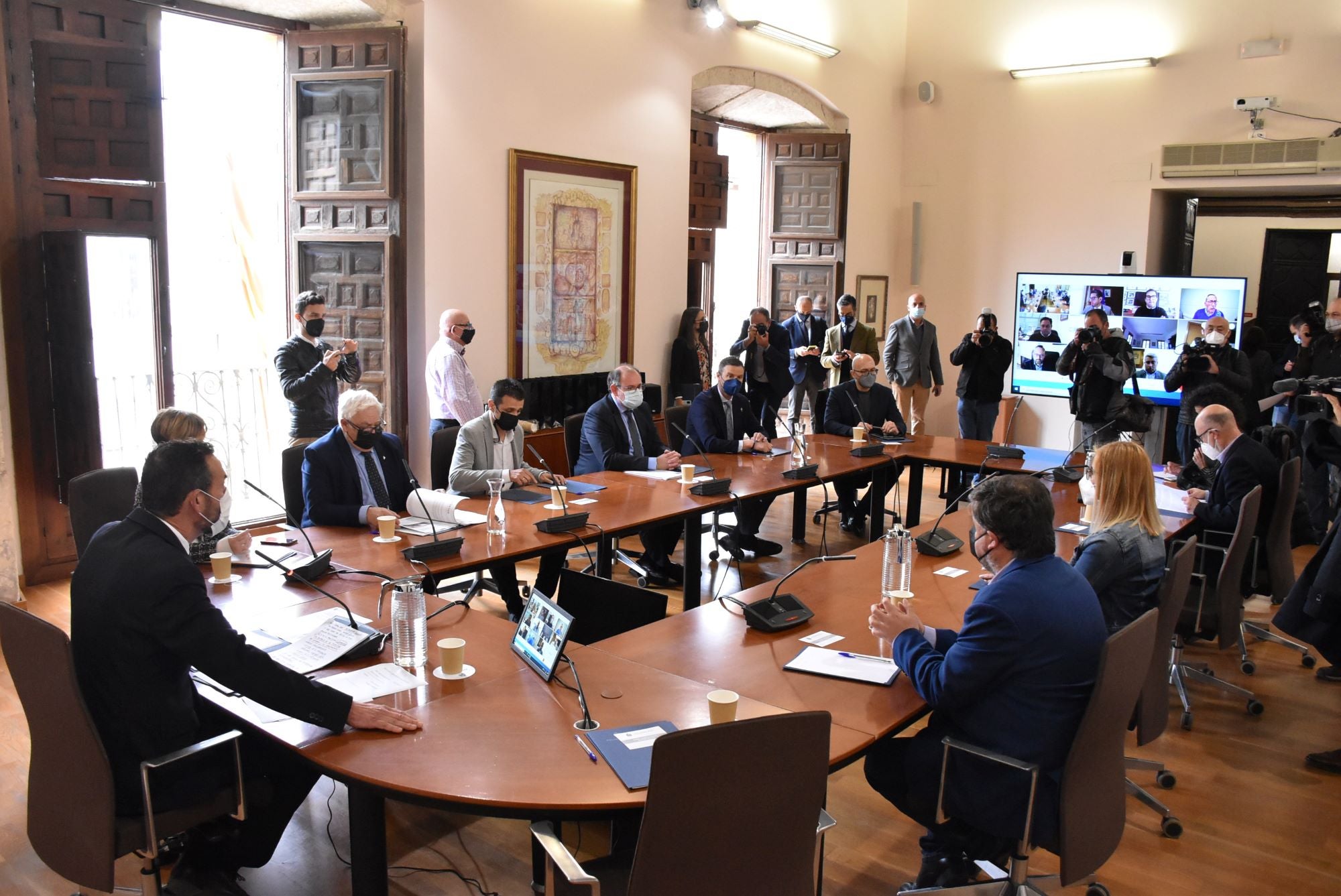 Los municipios productores de calzado reclaman al gobierno y a la UE apoyo al sector ante la crisis económica y la amenaza de nuevos aranceles por parte de EEUU Los municipios productores de calzado reclaman al gobierno y a la UE apoyo al sector ante la crisis económica y la amenaza de nuevos aranceles por parte de EEUU