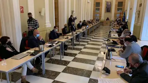 El Ayuntamiento de Cáceres colaborará con la Cámara de Comercio para agilizar las ayudas a pymes y autónomos El Ayuntamiento de Cáceres colaborará con la Cámara de Comercio para agilizar las ayudas a pymes y autónomos