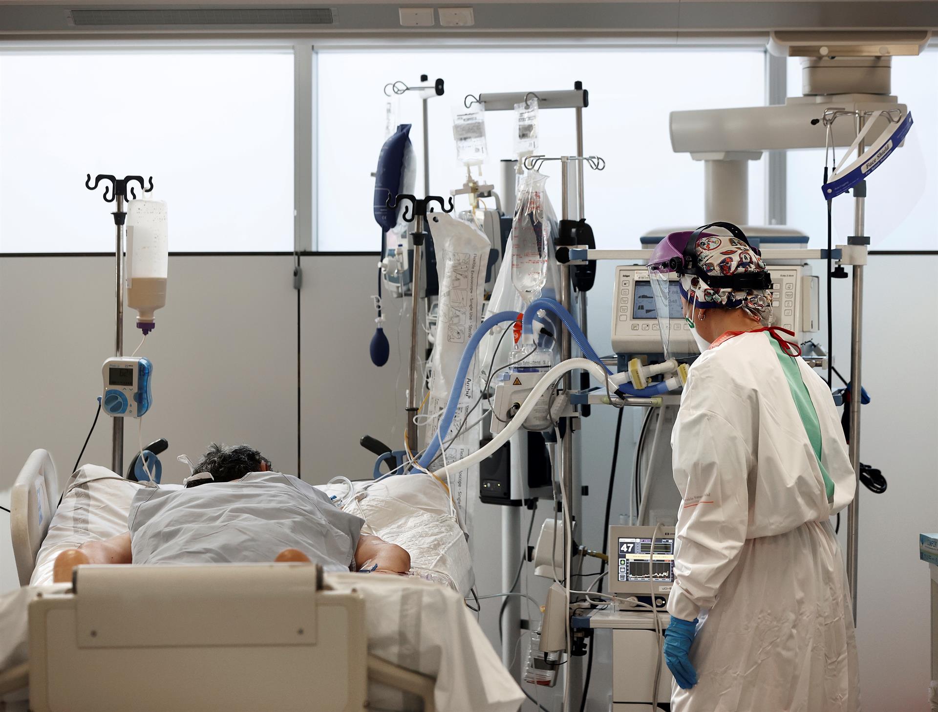 La UCI de Valdecilla “no está muy lejos” de lo vivido en lo más duro de la pandemia La UCI de Valdecilla “no está muy lejos” de lo vivido en lo más duro de la pandemia