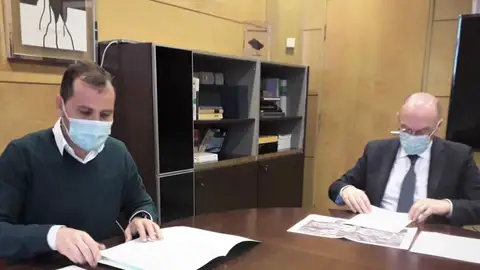 Alcalde y consejero durante la reunión de esta mañana Alcalde y consejero durante la reunión de esta mañana