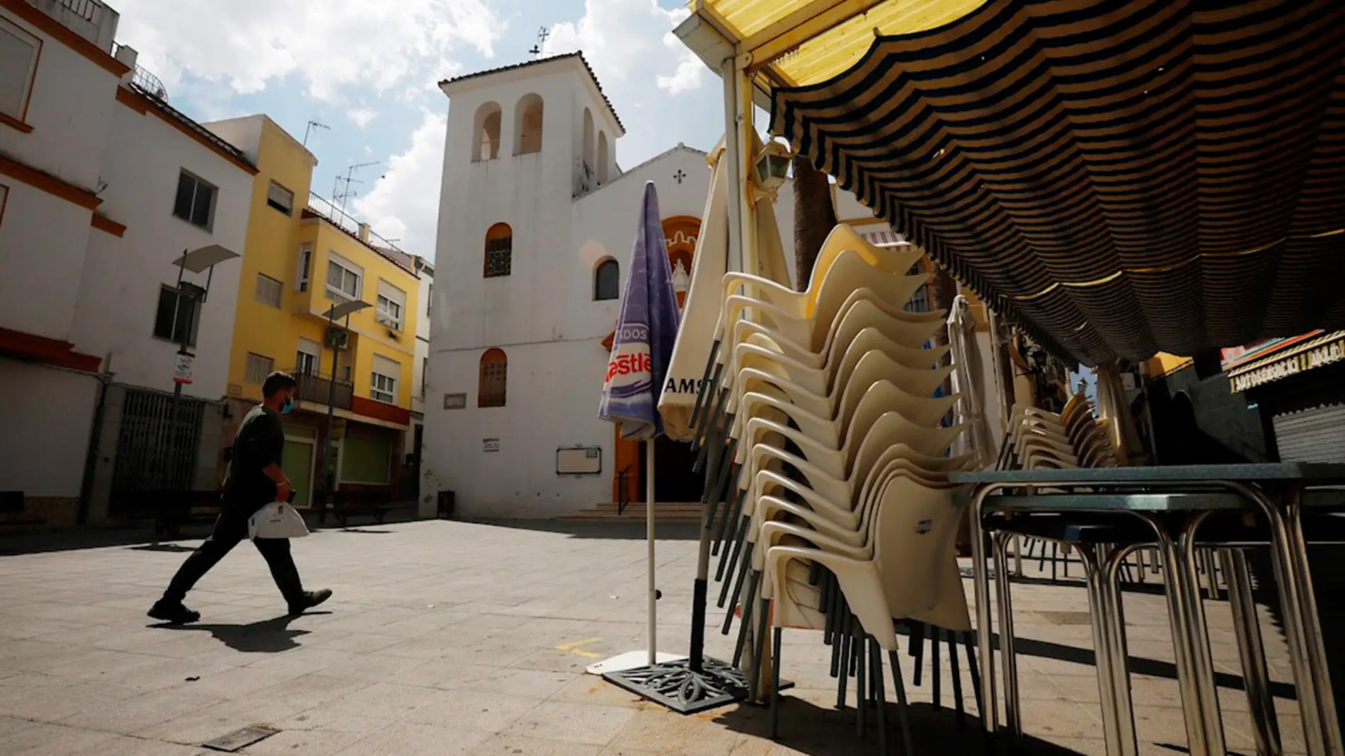 Mesas de una terraza de bar recogidas en Doña Mencía, Córdoba