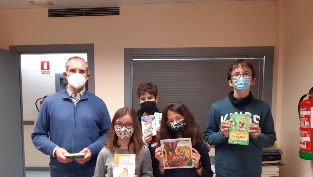 Alumnos y profesor con algunos de los libros recogidos 