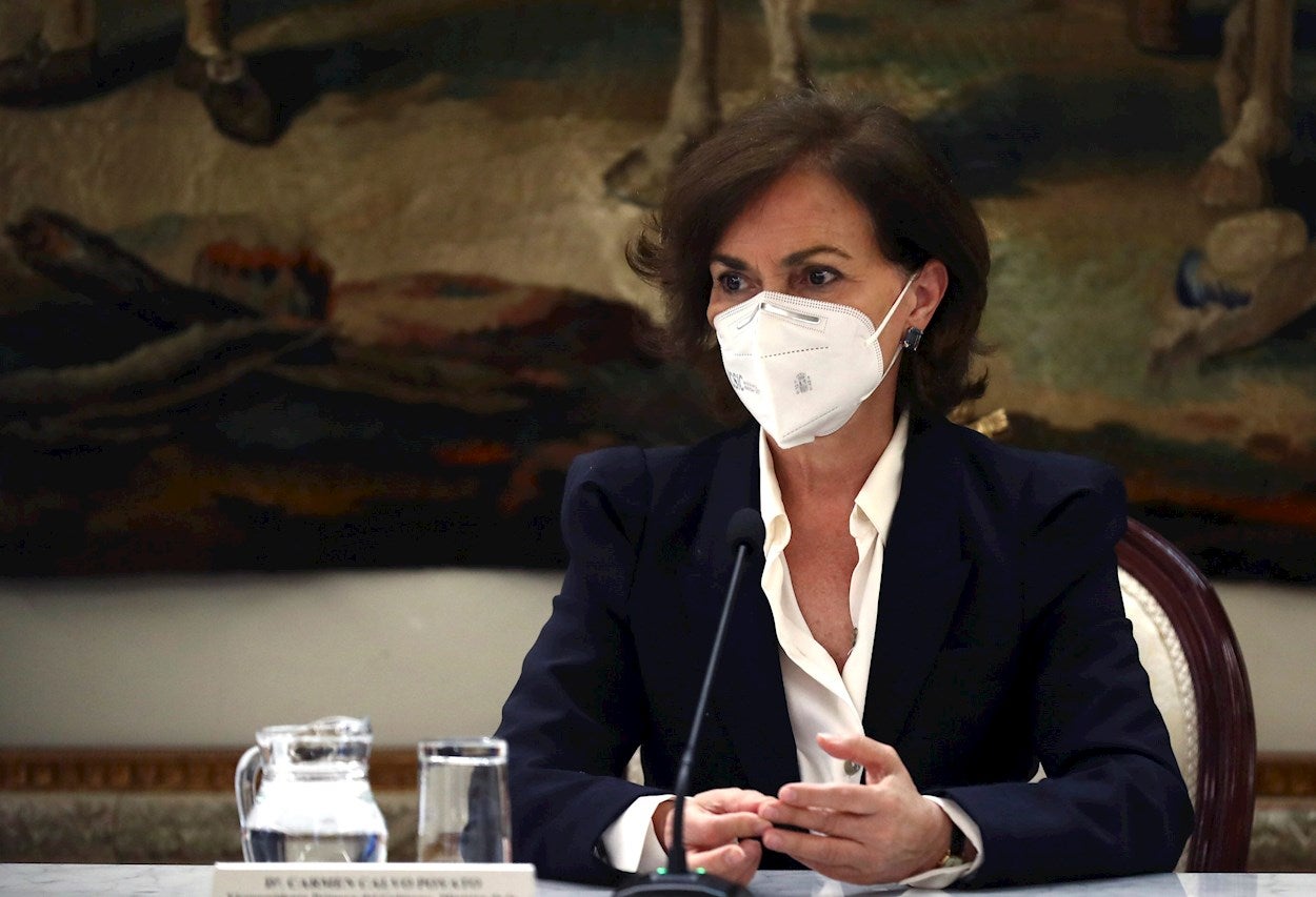 Carmen Calvo defiende que el Consejo Interterritorial podrá obligar a las CCAA a limitar la movilidad sin el estado de alarma Carmen Calvo defiende que el Consejo Interterritorial podrá obligar a las CCAA a limitar la movilidad sin el estado de alarma