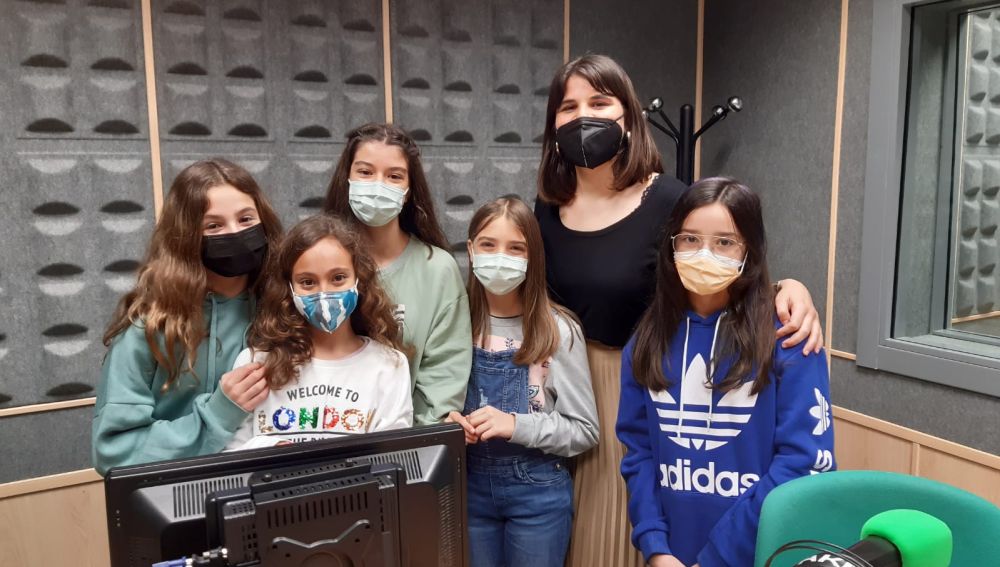 Alumnas y profesora en los estudios de Onda Cero 