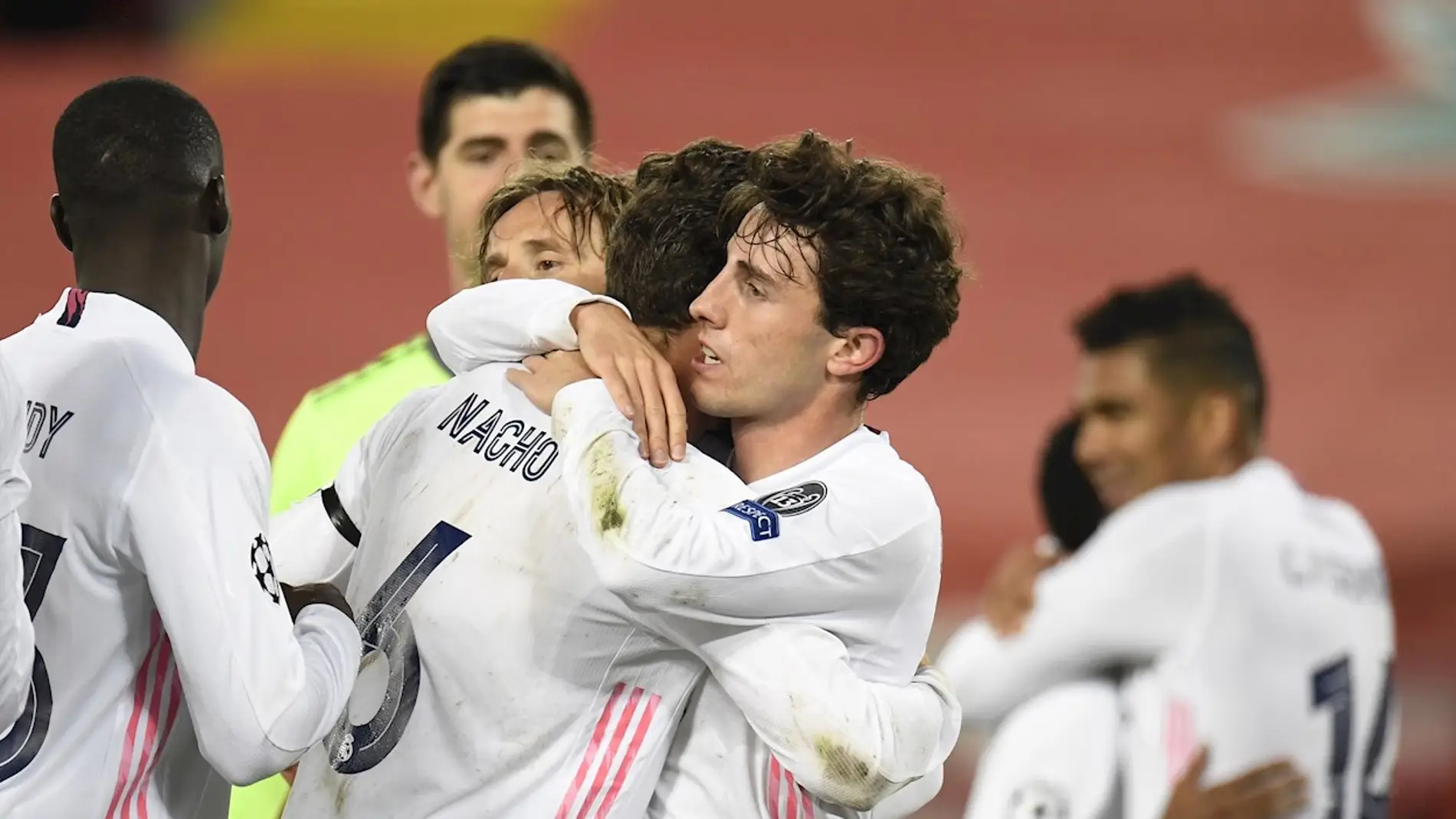El Real Madrid celebra su clasificación para semifinales de la Liga de Campeones