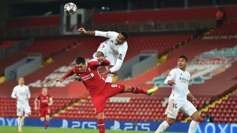 Militao en una puja con Firmino