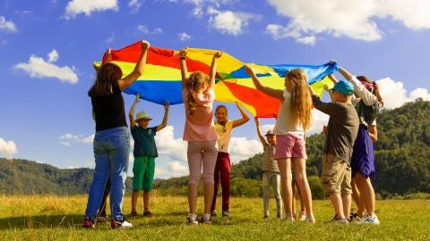 Ni&ntilde;os Jugando