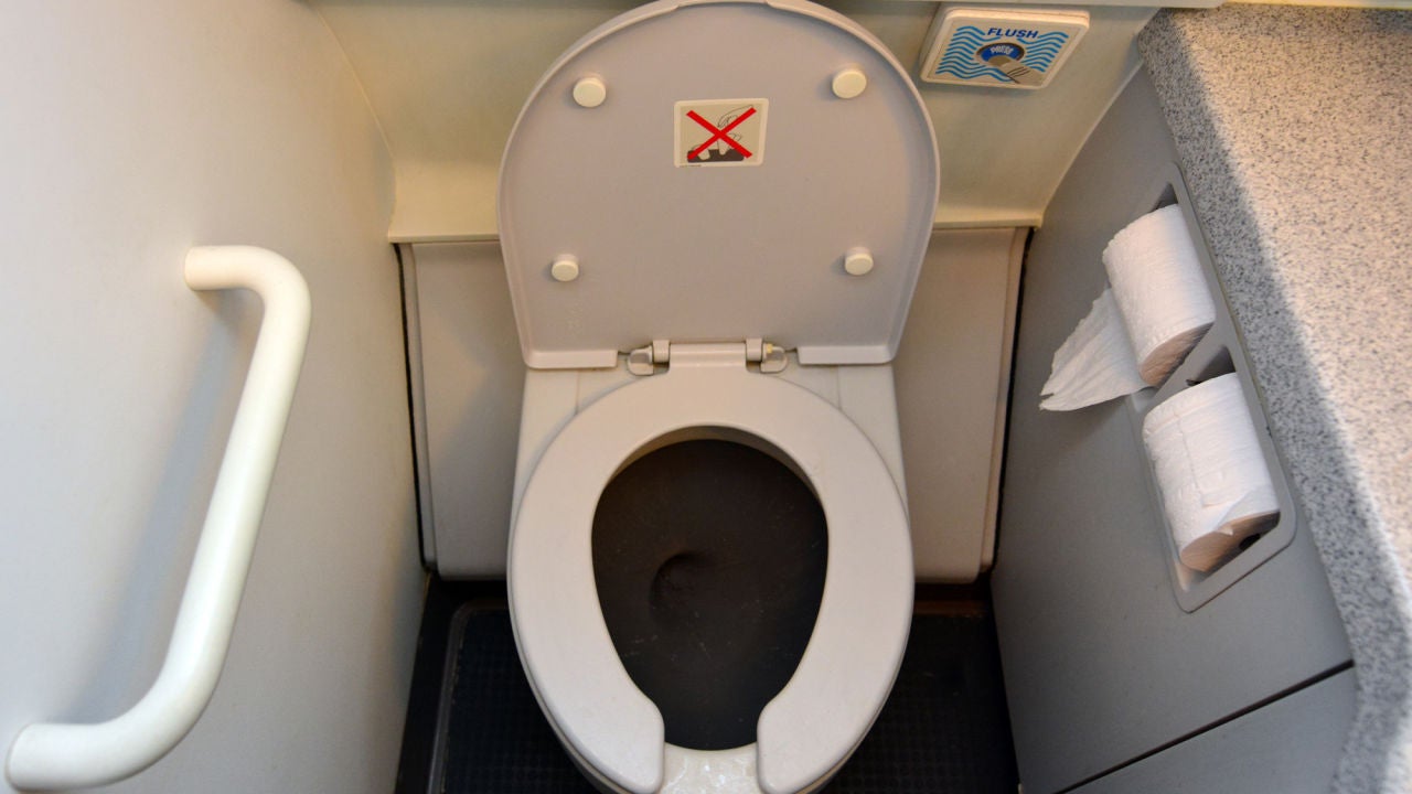 Una mujer pasa 5 horas encerrada en el baño de un avión al dar positivo en Covid-19 Una mujer pasa 5 horas encerrada en el baño de un avión al dar positivo en Covid-19