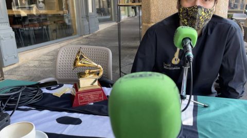Daniel Minimalia con su premio Grammy
