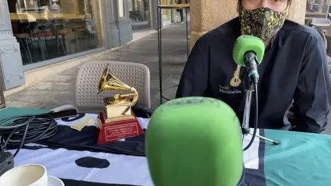 Daniel Minimalia con su premio Grammy Daniel Minimalia con su premio Grammy
