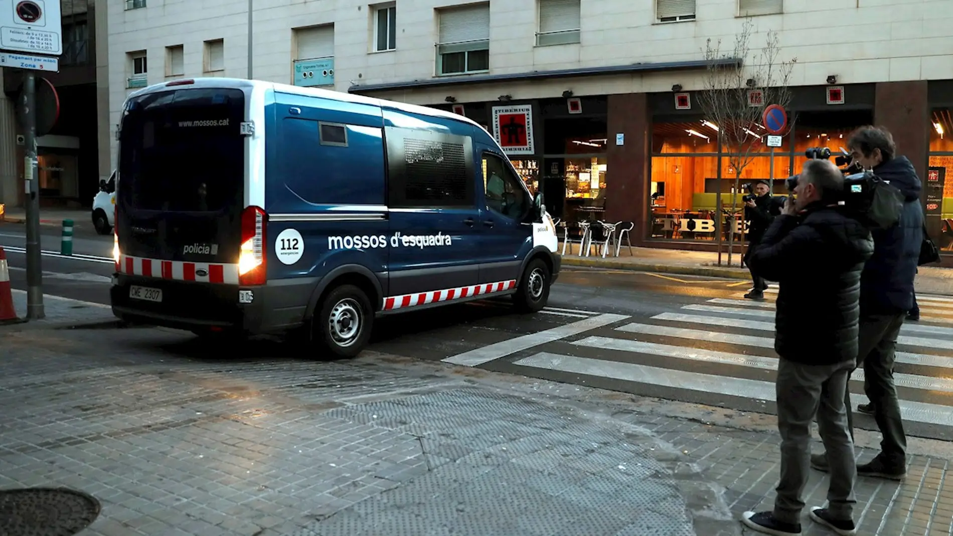 Los detenidos llegan en un furgón de los Mossos d'Esquadra a los juzgados de Sabadell tras su detención