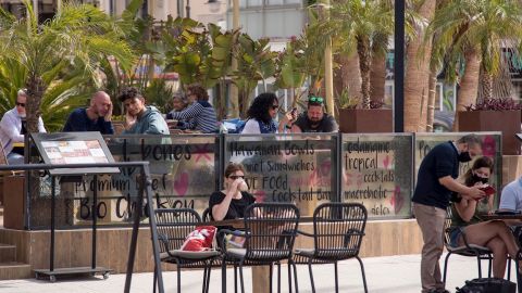 Turistas en una terraza en Palma